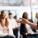 Personne qui anime une formation devant un groupe de personnes