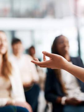 Personne qui anime une formation devant un groupe de personnes