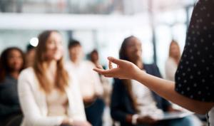 Personne qui anime une formation devant un groupe de personnes