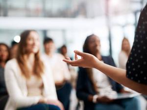 Personne qui anime une formation devant un groupe de personnes